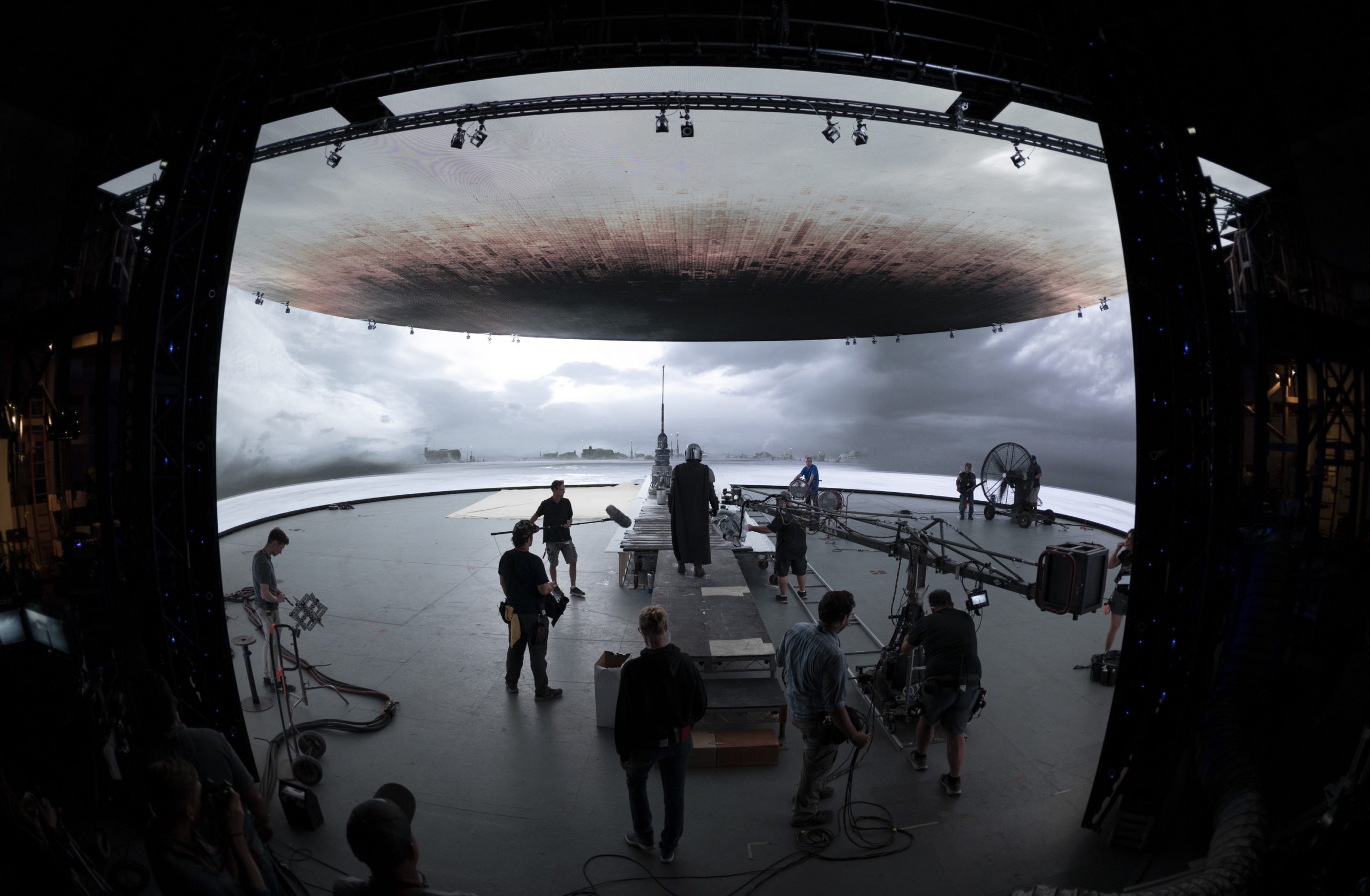Auf dem Set von “The Mandalorian”. Filmcrew im immersiven Studio von ILM StageCraft, auch “The Volume” genannt. 